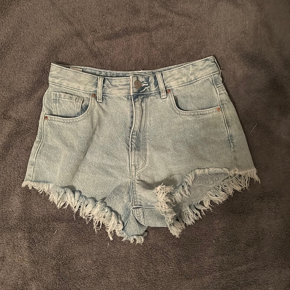 High rise festival jean shorts in light wash. Size 26